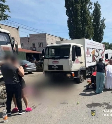 На Закарпатті вантажівка наїхала на людей, які виходили з маршрутки (ФОТО)