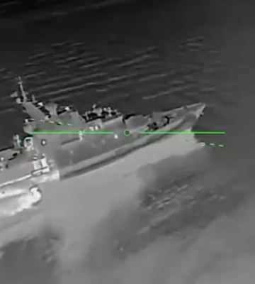 Украинские дроны поразили российский пограничный сторожевой корабль класса Светляк в Крыму — видео