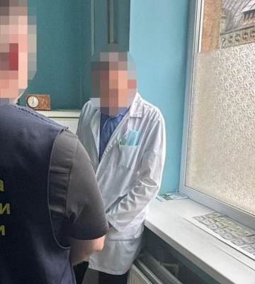Хірург львівської лікарні вимагав 9 тисяч доларів за продовження групи інвалідності