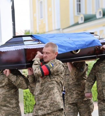 У Луцьку провели в останню путь Валерія Ткачука: захисник поліг понад півтора року тому