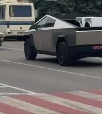Тільки три на всю країну: у Нововолинську помітили Cybertruck, який возив пралки (відео)