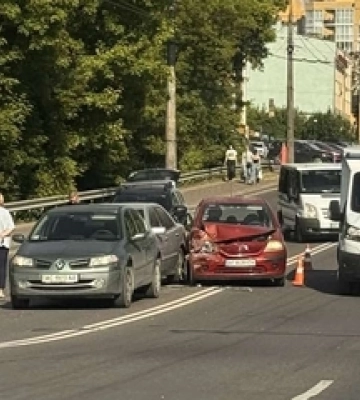 У Луцьку на Ковельській – аварія: зіткнулись чотири автівки 