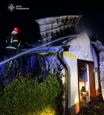 «Горів дах гаража»: біля Львова сталася нічна пожежа