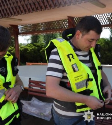 У Миколаєві поранені правоохоронці продовжують реабілітаційні тренування на човнах