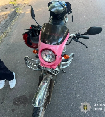 У Конотопі поліція знайшла водія мопеда, який втік з місця наїзду на велосипедистку