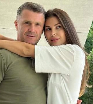 Жена Реброва поздравила мужа с десятилетием супружеской жизни и показала их трех сыновей