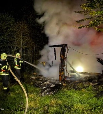 Прокинувся від дивного тріску: вночі на Закарпатті спалахнула господарська споруда