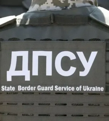 Прикордонник повернув художнику картини, які врятував із-під обстрілів у Часовому Яру (відео)