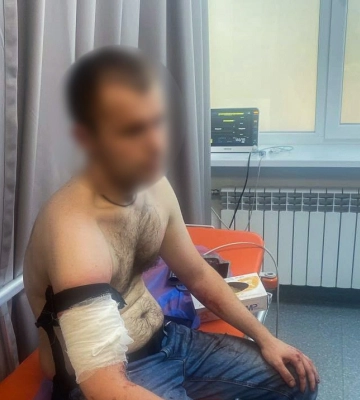 Применили оружие против мужчины, нанесшего ножевые ранения трем полицейским во время обыска: нападавший скончался