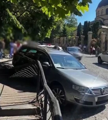 ДТП на Печерську: нетверезий водій намагався втекти заднім ходом і протаранив паркан (відео)
