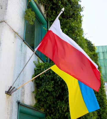 Польща різко скоротила видачу іноземцям дозволів на роботу