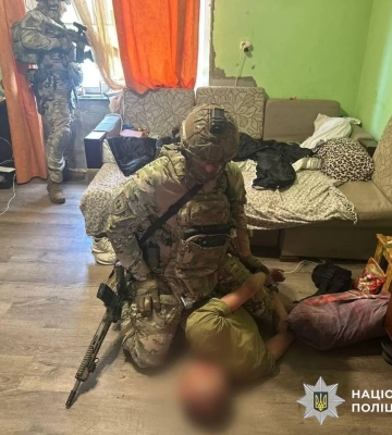 В Ужгороде вооруженный мужчина забаррикадировался с женой и ребенком в доме, КОРД провел спецоперацию