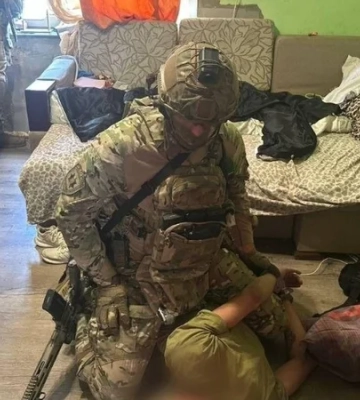 В Ужгороді озброєний чоловік не випускав із дому власну сім'ю, втрутилися спецпризначенці — Нацполіція