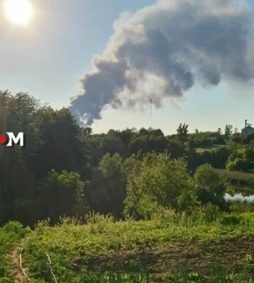 Київщина під ударом Шахедів: дим здіймається над місцем атаки