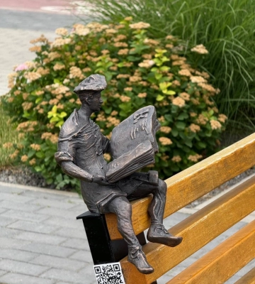 У Луцьку встановили відновлену скульптуру кликуна Книжка
