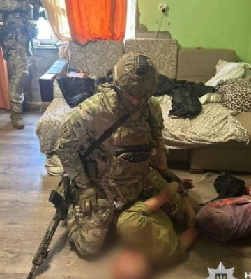 В Ужгороде вооруженный мужчина не выпускал из дома свою семью, вмешались спецназовцы — Нацполиция