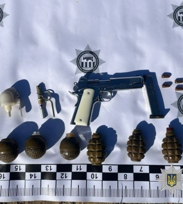На Закарпатті затримано чоловіка, який активно торгував бойовими гранатами. ФОТО