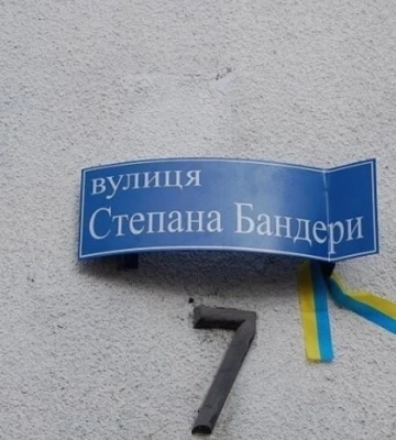 Автобуси в обмін на Бандеру: новий рівень польсько-українських суперечок