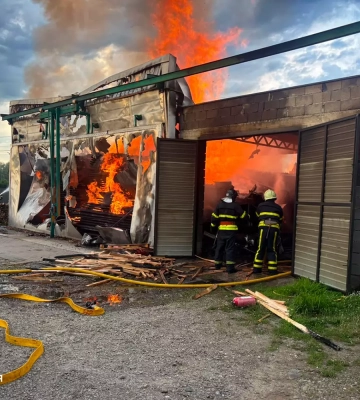Рятувальники Іршави ліквідували пожежу на деревообробному підприємстві