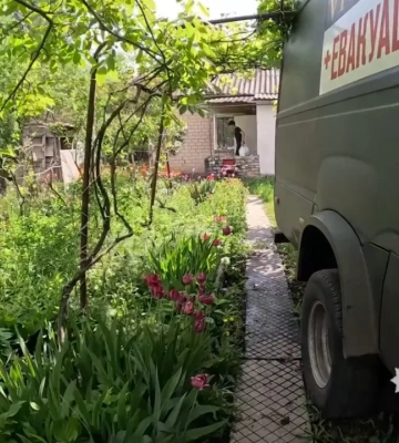 Волонтеры эвакуировали пожилую супружескую пару из прифронтовой части Кушугума в Запорожской области. ВИДЕО