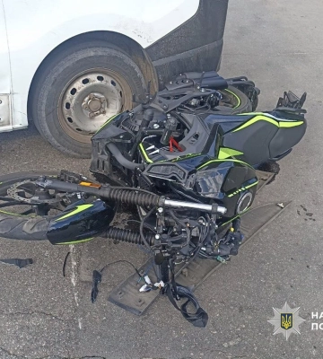 У Каневі внаслідок зіткнення бусика та мотоцикла постраждали двоє неповнолітніх хлопців