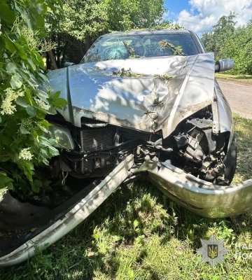 На Сумщині легковик врізався у перешкоду: внаслідок ДТП постраждали дві літні жінки