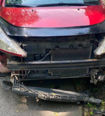 Нетверезий водій без права керування врізався у металеву перешкоду в Рівному