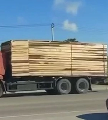 Окупанти свіжими дошками "замаскували" цистерну бензовоза під фургон: " Бл#дь, клоуны. Смотри, как они военный бензовоз замаскировали". ВIДЕО