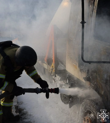 У Миколаєві через ворожий обстріл спалахнув автомобіль: є поранений