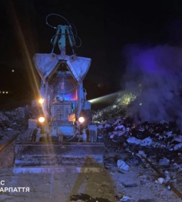 У Рахові три години гасили пожежу на сміттєзвалищі (ФОТО)