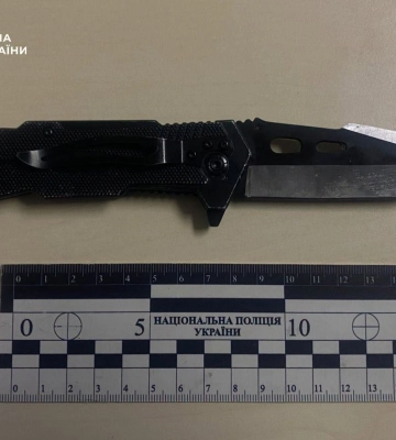 У Києві повідомлено про підозру юнакові, який на вулиці вдарив ножем чоловіка