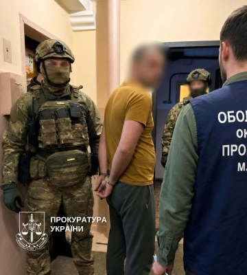 У Києві затримали чоловіка за продаж зброї через поштомати