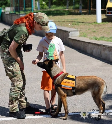 Екскурсія до чотирилапих помічників поліції: у Миколаєві правоохоронці-кінологи знайомили малечу із роботою службових собак
