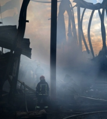 Пожежу на складах у передмісті Дніпра гасять уже другу добу