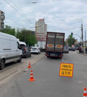 У Києві під колесами вантажівки загинула літня жінка: деталі трагедії