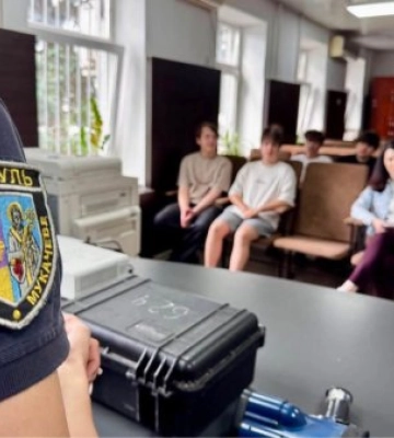 За лаштунками служби: ужгородські ліцеїсти побували в патрульній поліції та побачили її роботу зсередини