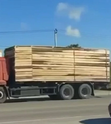 В окупованому Криму росіяни маскують бензовози під цивільні фургони (відео)