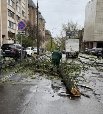 Київ накрила злива з градом, підтопило окремі вулиці (відео)