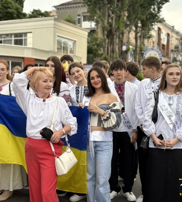 Майже 2 тисячі випускників взяли участь в Марші подяки в Черкасах