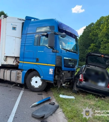 На Кіровоградщині внаслідок зіткнення фури та легковика на трасі загинула людина