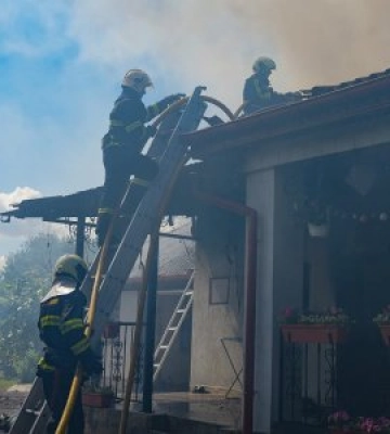 Секунди від катастрофи: на Ужгородщині спалахнув житловий будинок, вогонь охопив дах (ФОТО)