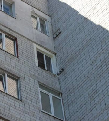 У Львові на вулиці Шевченка з вікна будинку випала 71-річна жінка