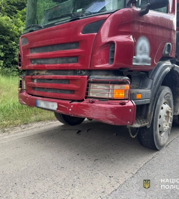На Львівщині внаслідок зіткнення на трасі легковика та вантажівки постраждала літня жінка