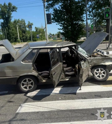 Обставини ДТП в якій постраждали троє дорослих та троє дітей встановлює поліція Харківщини. ФОТО