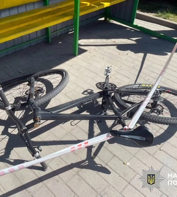 На Хмельниччині велосипедист скоїв наїзд на жінку, яка потрапила до лікарні