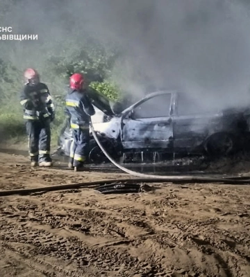 На Яворівщині вщент згорів автомобіль