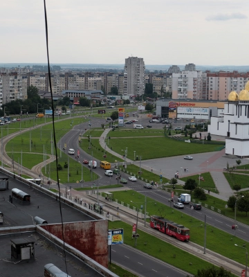 Автобус №16 у Сихівському районі Львова через легковика вистрибнув на бордюр (відео)