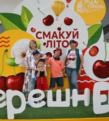Черешня, дефиле и чемодан подарков: как в Запорожье отгремел главный фестиваль Мелитополя (фото, видео)