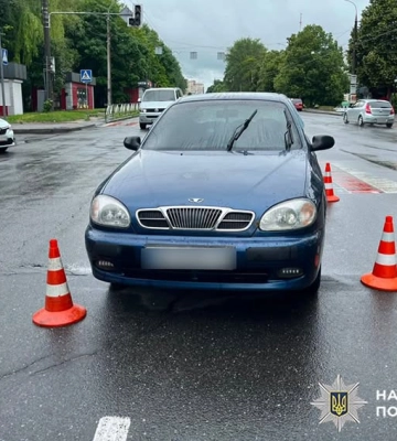 У Хмельницькому молодий водій легковика на переході скоїв наїзд на стареньку жінку
