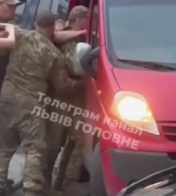 Во Львове сотрудники ТЦК силой затащили мужчину в микроавтобус - женщина выбежала босиком, чтобы спасти его. ВИДЕО